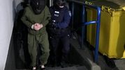 Wyprowadzenie podejrzanego z prokuratury w Ostrołęce