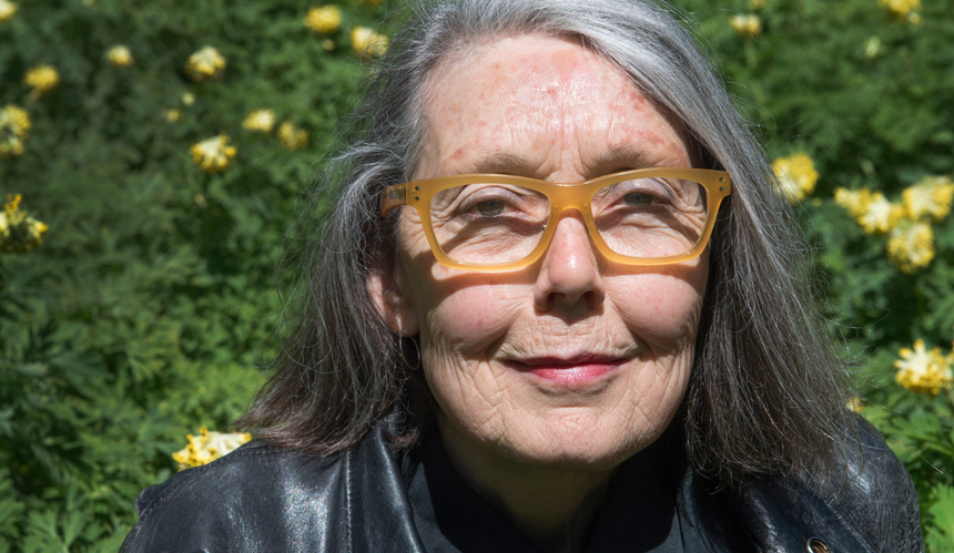 Anne Carson na tle kwiatów