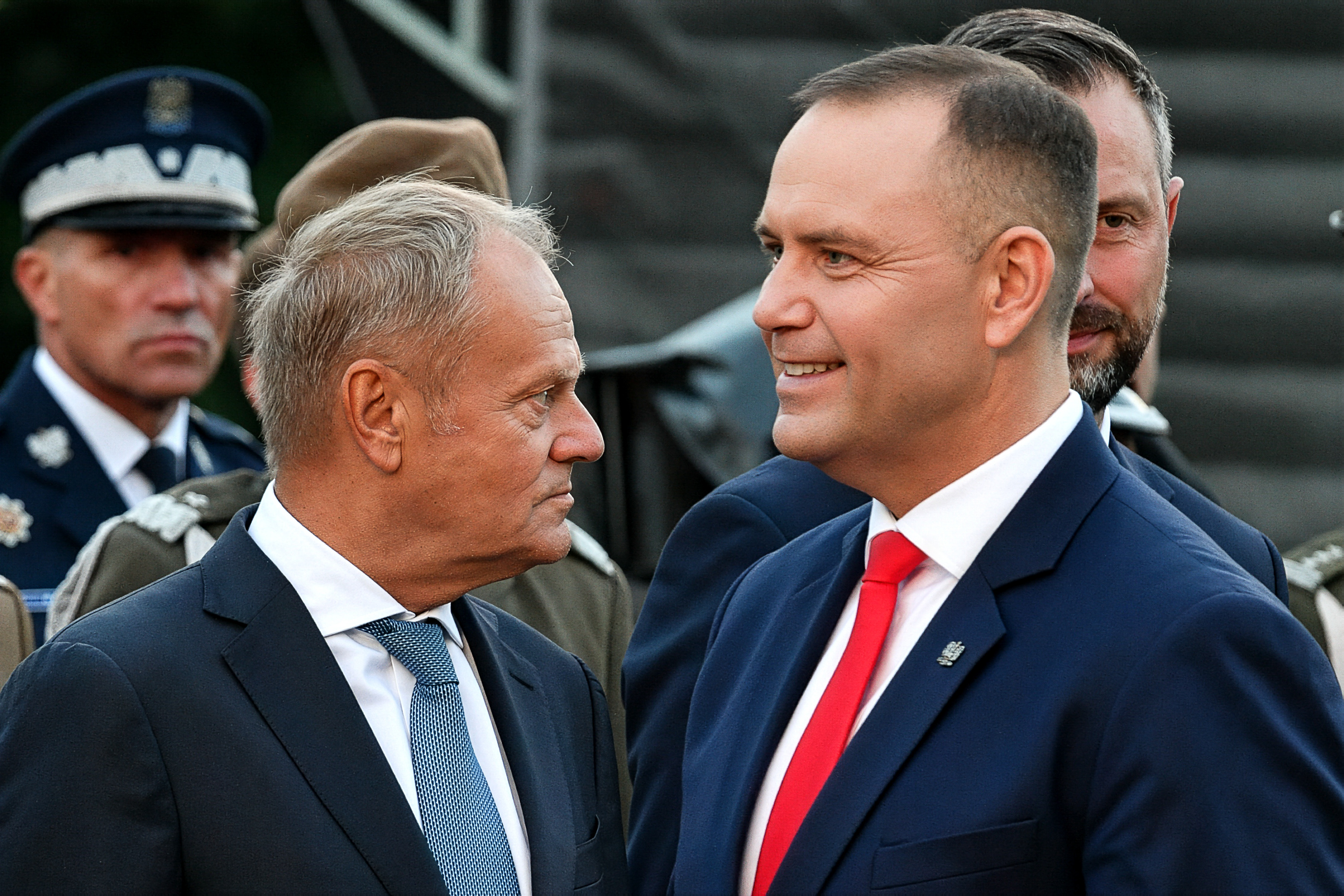 Nawrocki i Tusk starli się o ceny paliw. Zaskakujące wyniki nowego sondażu 