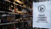 Plakat na sklepie informujący o zakazie sprzedaży alkoholu w godzinach 22:00-6:00.