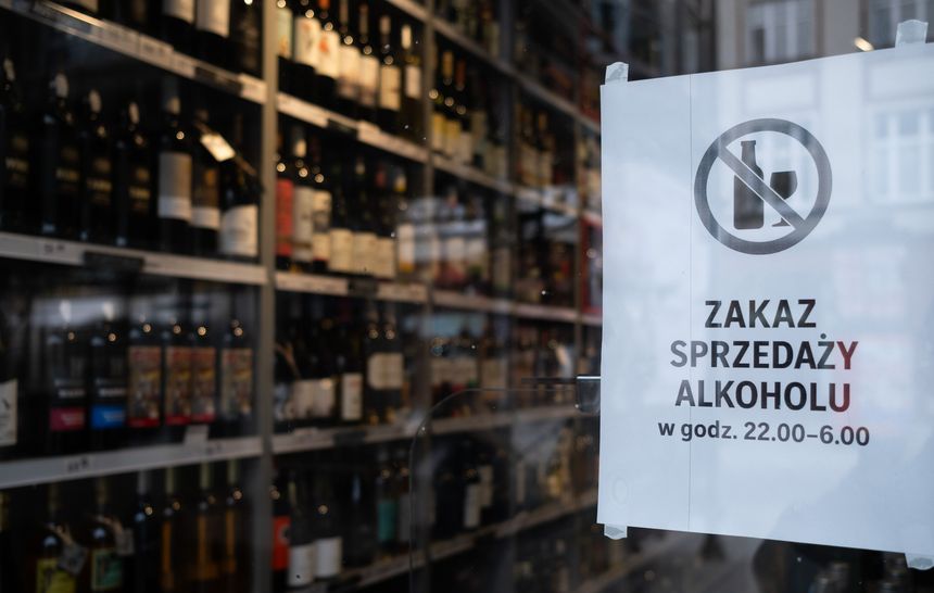 Plakat na sklepie informujący o zakazie sprzedaży alkoholu w godzinach 22:00-6:00.