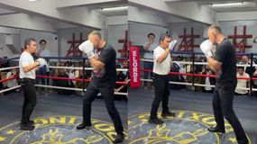 Karol Nawrocki i Manny Pacquiao w ringu bokserskim, publiczność obserwująca z widowni. 