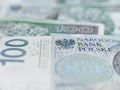 Na zdjęciu banknot 100 złotych, z widocznym herbem orła i napisem 