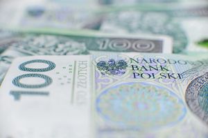 Na zdjęciu banknot 100 złotych, z widocznym herbem orła i napisem 