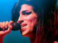 Amy Winehouse podczas koncertu z mikrofonem