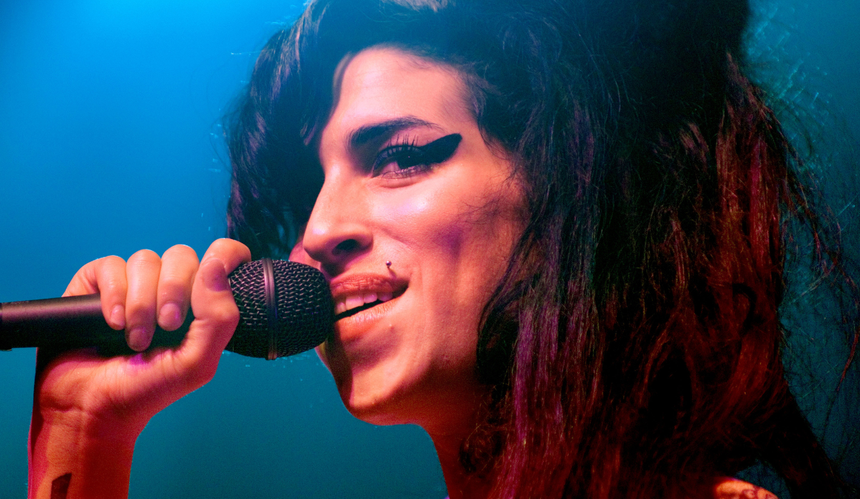 Amy Winehouse podczas koncertu z mikrofonem