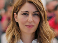 Sofia Coppola w 2017 roku. Osoba z brązowymi włosami, na tle rozmytej publiczności.