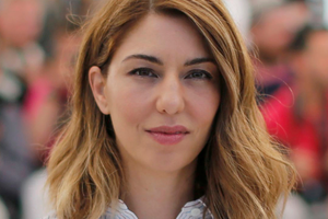 Sofia Coppola w 2017 roku. Osoba z brązowymi włosami, na tle rozmytej publiczności.
