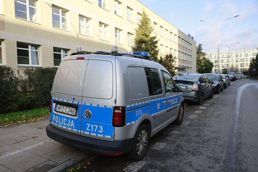 Patrol policji przed jedną ze szkół
