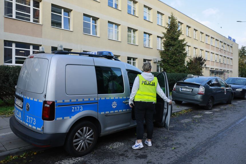 Patrol policji przed szkołą