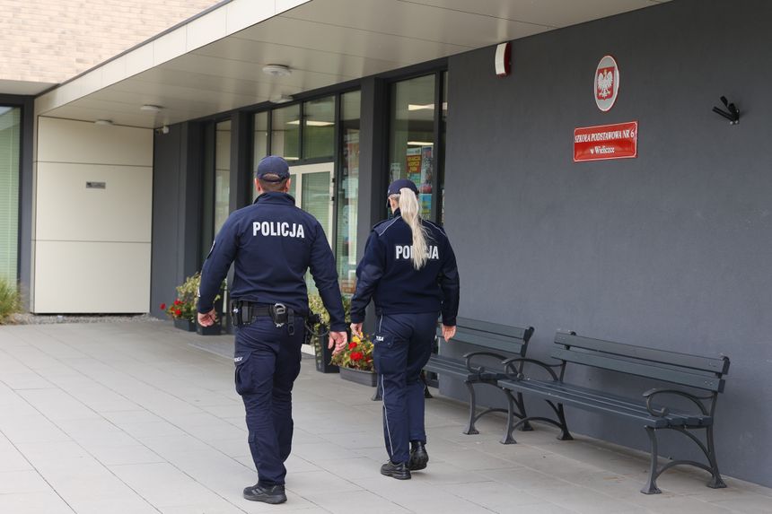 Policja patroluje szkole w Wieliczce