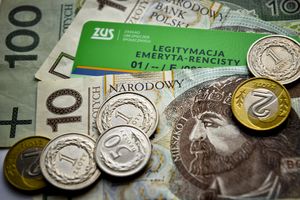 Na zdjęciu banknoty i monety polskie oraz legitymacja ZUS. Nr legitymacji widoczny na karcie.