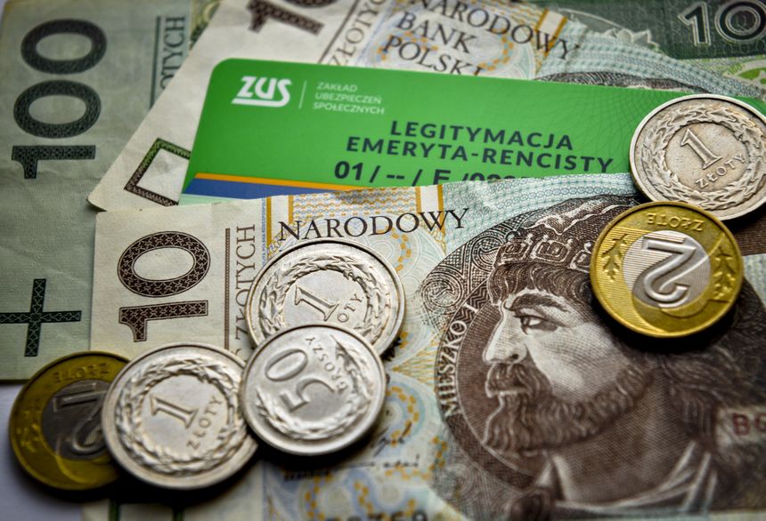 Na zdjęciu banknoty i monety polskie oraz legitymacja ZUS. Nr legitymacji widoczny na karcie.