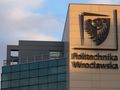 Budynki Politechniki Wrocławskiej z charakterystycznym logo orła w tle.