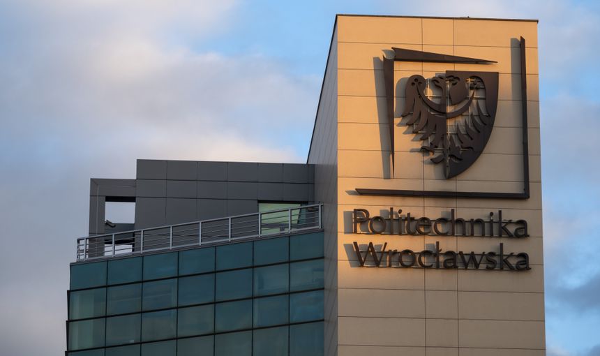 Budynki Politechniki Wrocławskiej z charakterystycznym logo orła w tle.