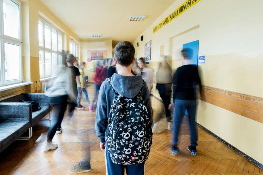 chłopiec w szkole. zdjęcie ilustracyjne