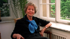 Wisława Szymborska opierająca się o parapet