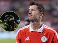 Na zdjęciu Robert Lewandowski w piłkarskim stroju, z wyrazem smutku na twarzy.