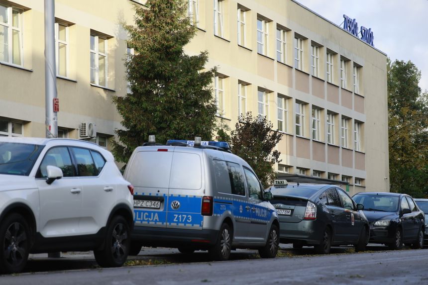 Patrol policji przed szkołą