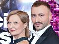 Izabela Kuna na tle błyszczącego tła z napisem 