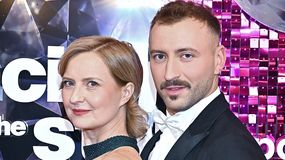 Izabela Kuna na tle błyszczącego tła z napisem 