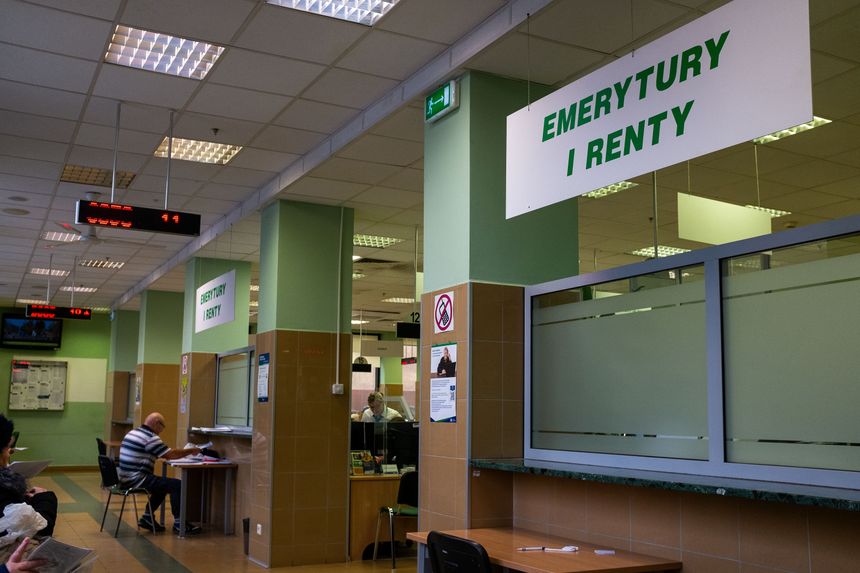 Wnętrze urzędowego biura, z widocznymi tablicami 