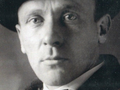 Michaił Bułhakow. Portret mężczyzny w kapeluszu, ujęcie z bliska, poważna ekspresja twarzy.
