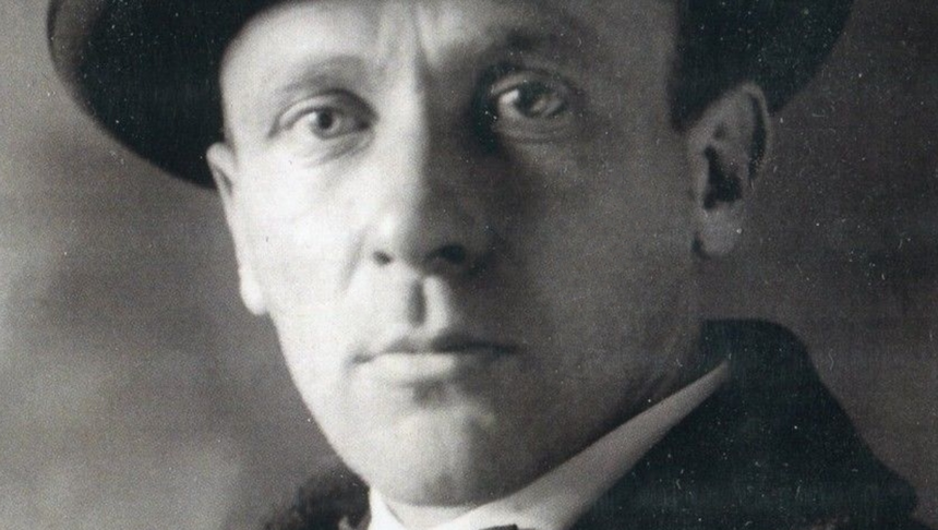 Michaił Bułhakow. Portret mężczyzny w kapeluszu, ujęcie z bliska, poważna ekspresja twarzy.