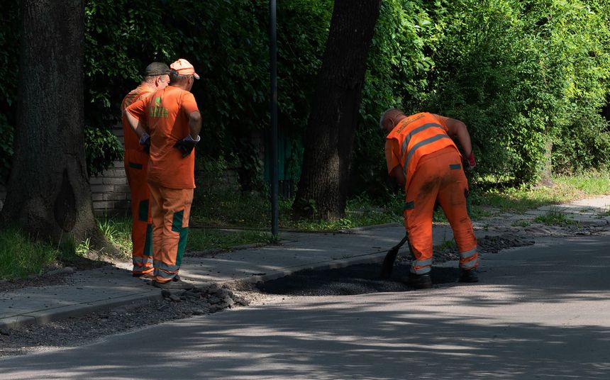 dziura w asfalcie