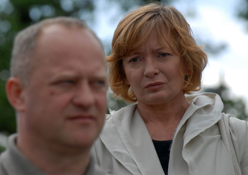Na zdjęciu widoczne są dwie osoby: mężczyzna z krótkimi włosami i kobieta z krótkimi, blond włosami.