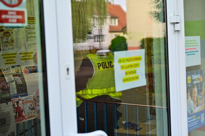 Policja w szkole (zdjęcie ilustracyjne)