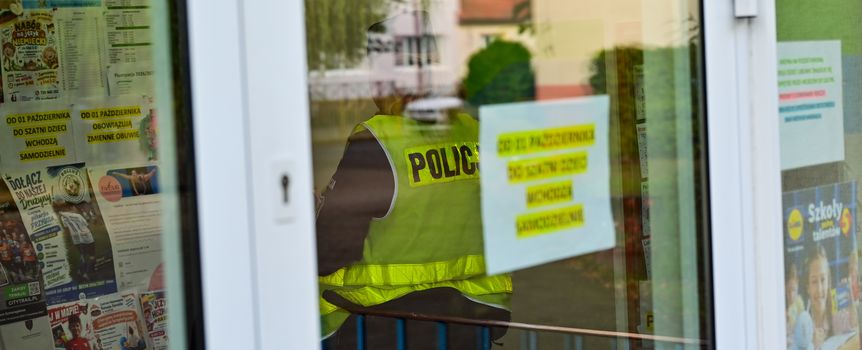 Policja w szkole (zdjęcie ilustracyjne)
