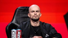 Blendusiak w czarnej kurtce, siedzi z poważnym wyrazem twarzy, przed nim napoje.