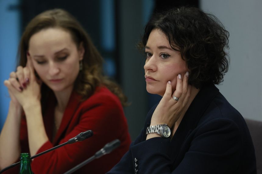 Posiedzenie Sejmu. Karina Bosak i Anna Maria Żukowska