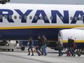 Na zdjęciu pasażerowie wchodzący do samolotu Ryanair na lotnisku.