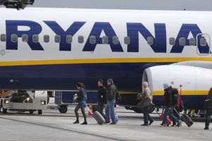 Na zdjęciu pasażerowie wchodzący do samolotu Ryanair na lotnisku.