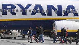 Na zdjęciu pasażerowie wchodzący do samolotu Ryanair na lotnisku.
