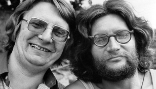 Dwaj mężczyźni z okularami, uśmiechnięci, portret w czarno-białej tonacji.