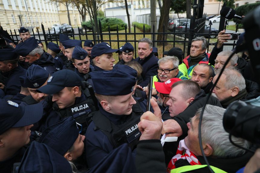 Wielotysięczny tłum zablokowany przez policję podczas protestu. Napotykająca konfrontacja.