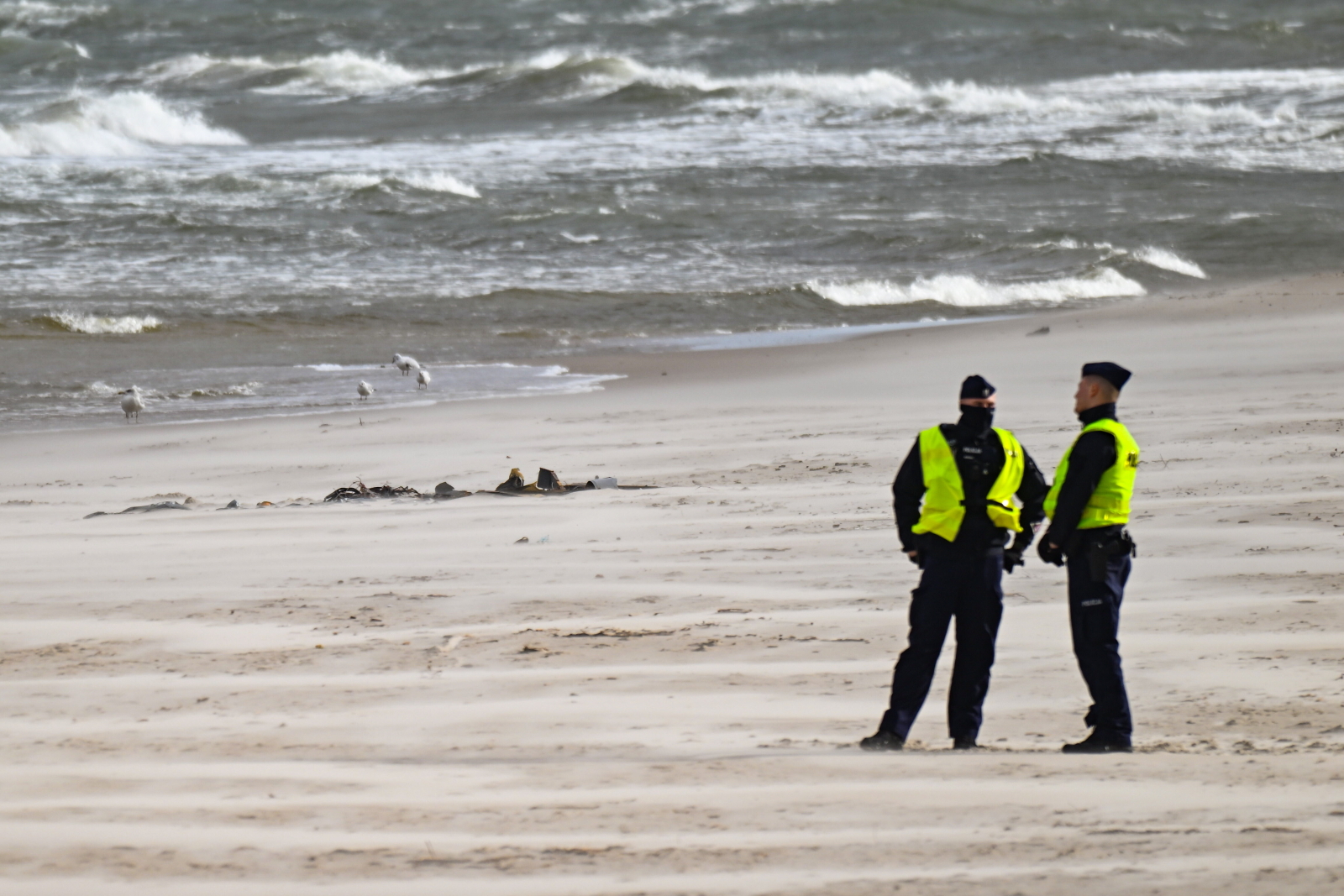 Szczątki niezidentyfikowanego obiektu na plaży w Karwi. Wojsko bada zagrożenie
