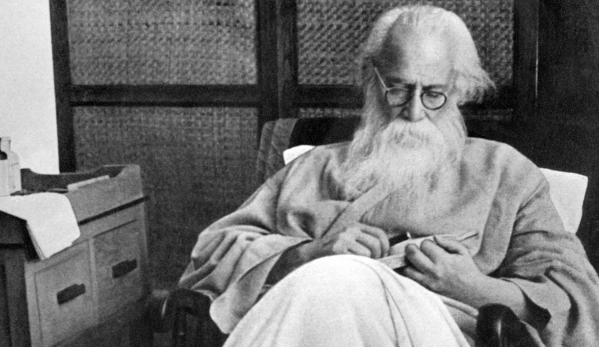 Rabindranath Tagore piszący w okularach