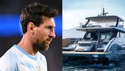 Na zdjęciu Lionel Messi z brodą i jasną koszulką, obok luksusowy jacht na wodzie.