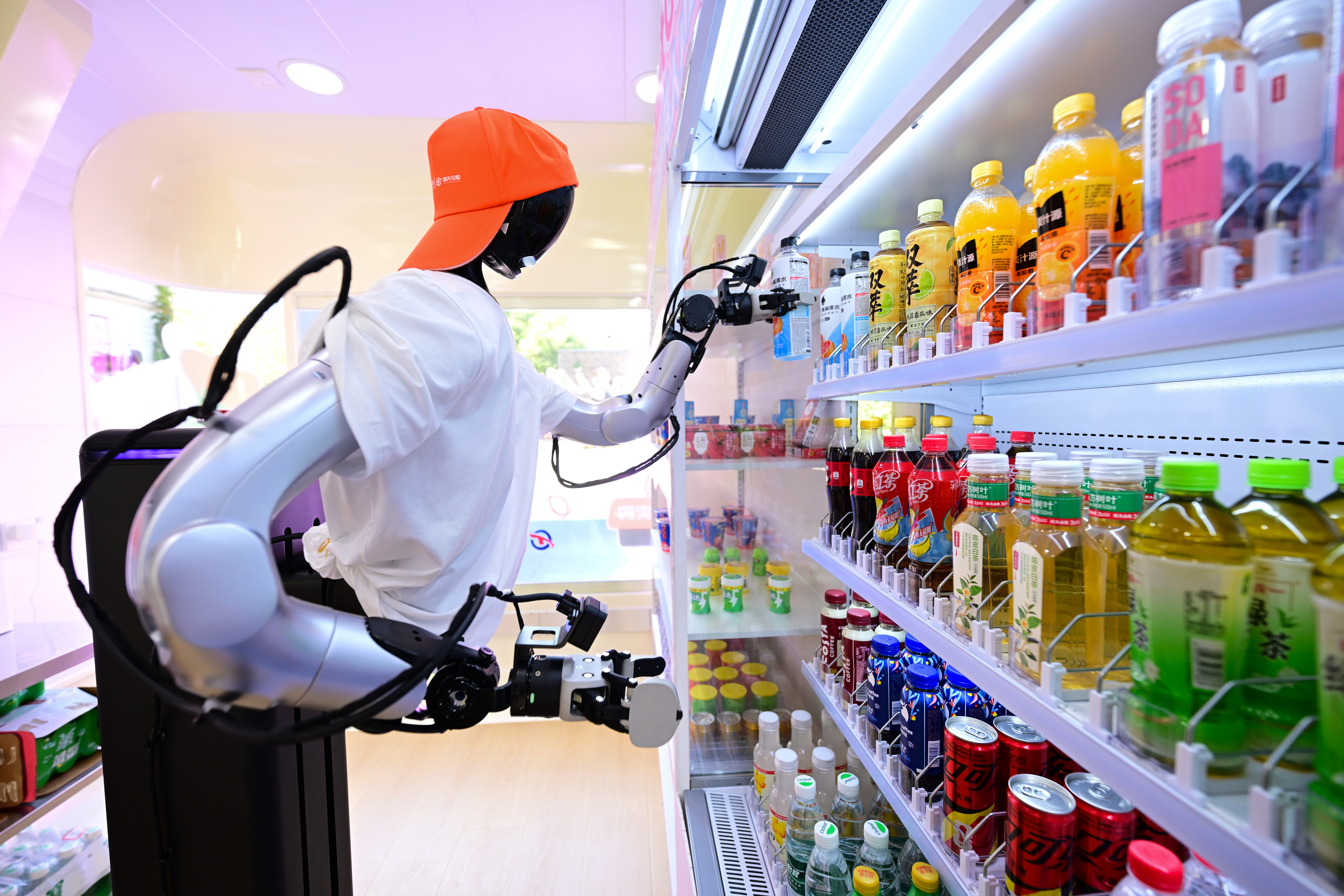Roboty zastąpią ludzi na nocnych zmianach? Sieć sklepów testuje humanoidy