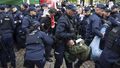 Przepychanki z policją podczas próby likwidacji blokady przed TK