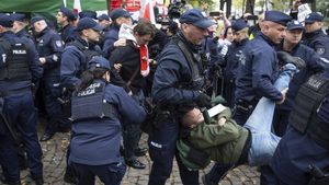 Przepychanki z policją podczas próby likwidacji blokady przed TK