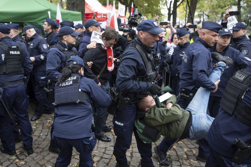 Przepychanki z policją podczas próby likwidacji blokady przed TK