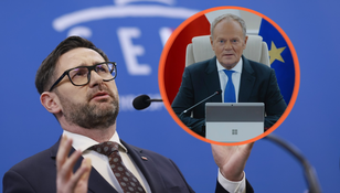 Na zdjęciu Daniel Obajtek z mikrofonem, w tle portret Donalda Tuska przy komputerze.