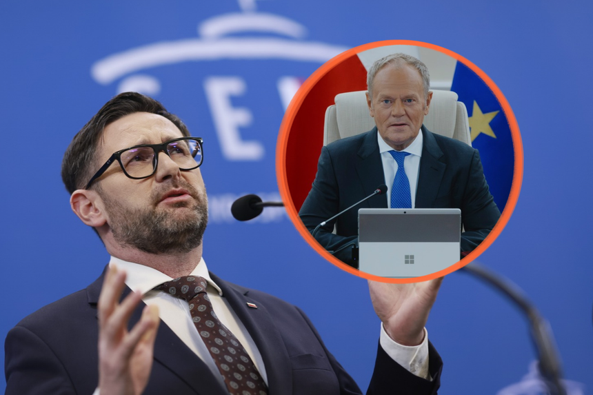 Na zdjęciu Daniel Obajtek z mikrofonem, w tle portret Donalda Tuska przy komputerze.