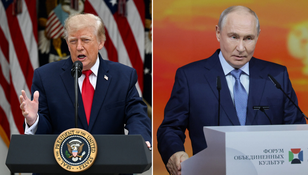 Na zdjęciu Donald Trump mówi do mikrofonu, obok stoi Władimir Putin.