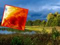 Zdjęcie krajobrazu wodno-leśnego z nadchodzącymi burzowymi chmurami nad Polską.
